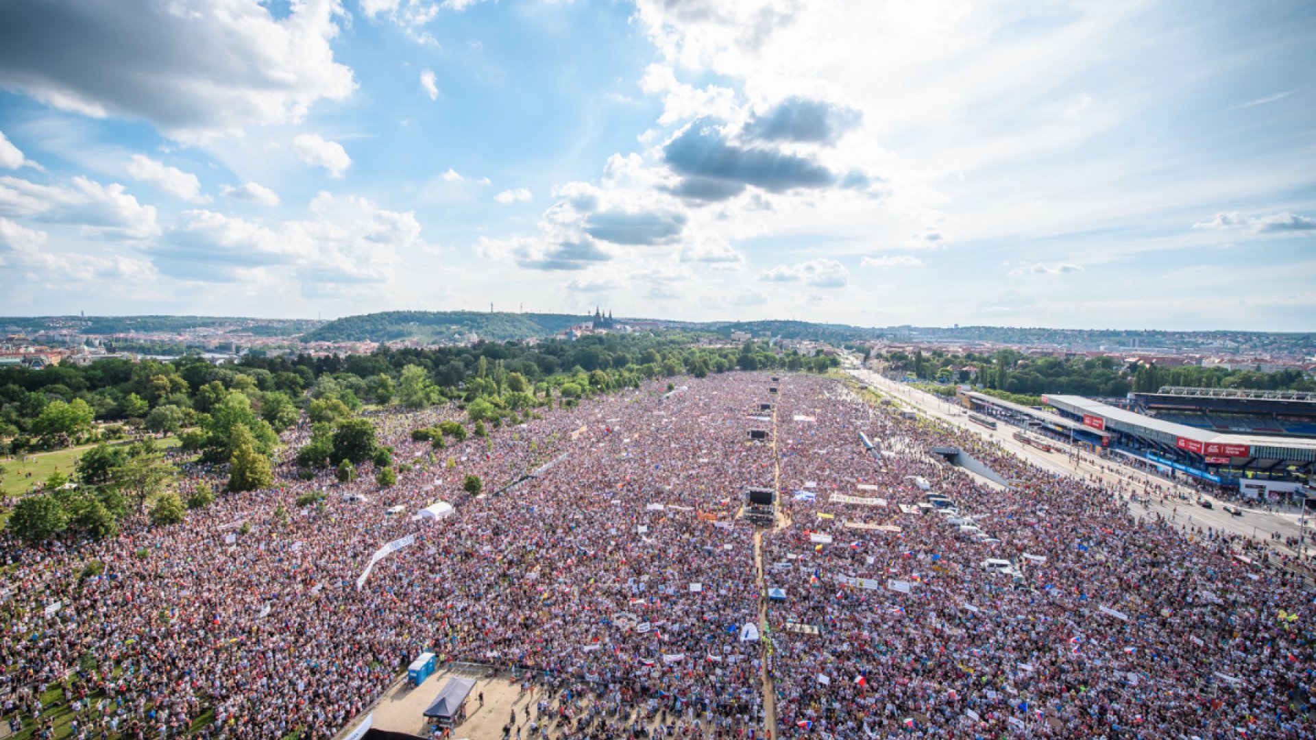ze-zakulisi-demonstrace-letna-blog-dronpro.cz.jpg