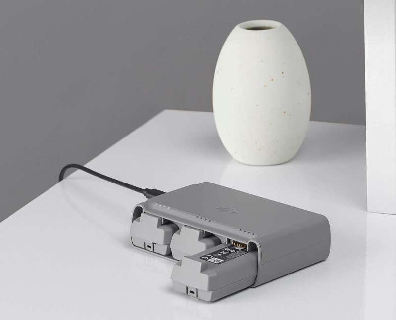 DJI mini 2 - nabijeci stanice pro 3 baterie - zapojeno 03