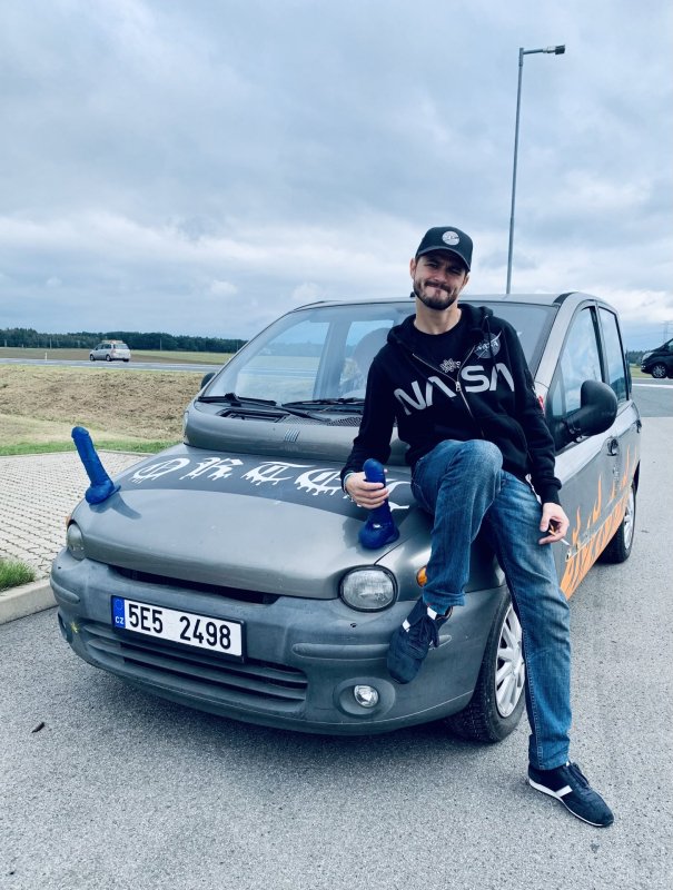 Alex před Dildoplou při natáčení filmu Párty Hárder