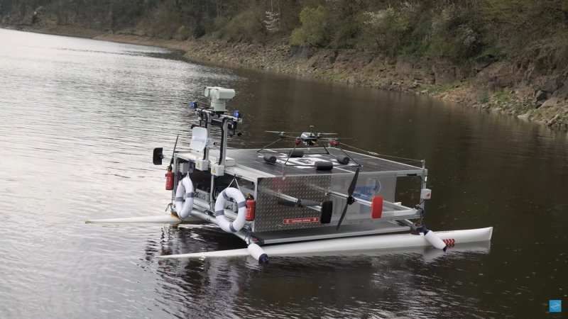 Plovoucí dron a jeho létající bratr na horní palubě
