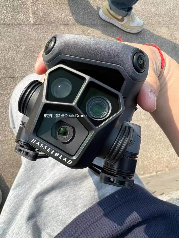 3 kamery nového dronu DJI Mavic 3 Pro