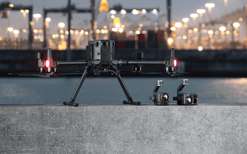 M300 RTK v noci s viditelnými navigačními světly