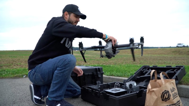 Alex vybaluje Inspire 2 před natáčením