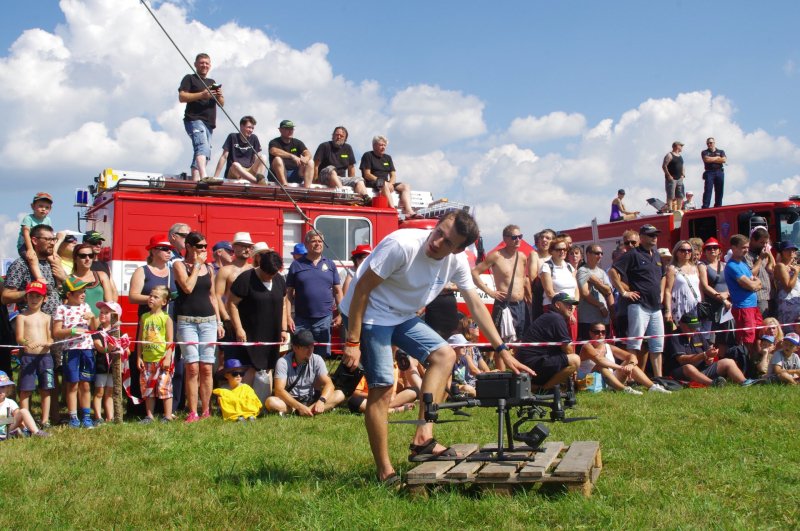 Ondra Pavlíček připravuje dron dron DJI Matrice 300 RTK s termokamerou Zenmuse H20T ke startu.