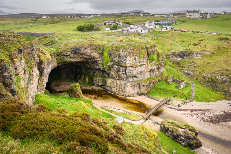 Smoo Cave ve skotské vesnici Durness