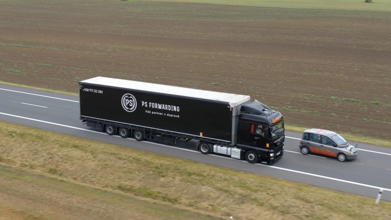 Předjíždění kamionu z dronu při natáčení Párty Hárder