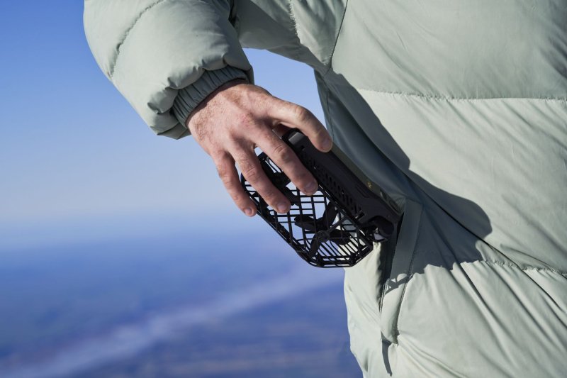 Dron HOVERAir X1 PROMAX Basic Combo do akci