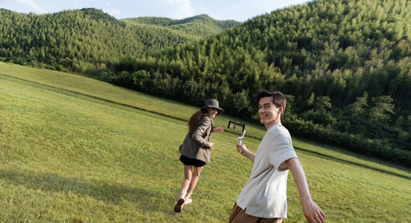 Ruční stabilizátor na mobil DJI Osmo Mobile 6 Platinum Gray v akci