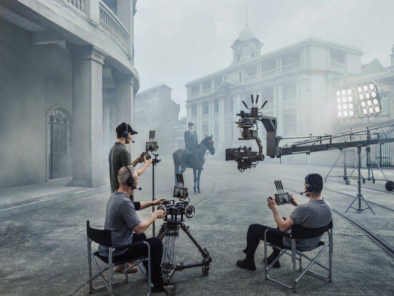 Několik DJI Transmission obrazovek v jednom štábu