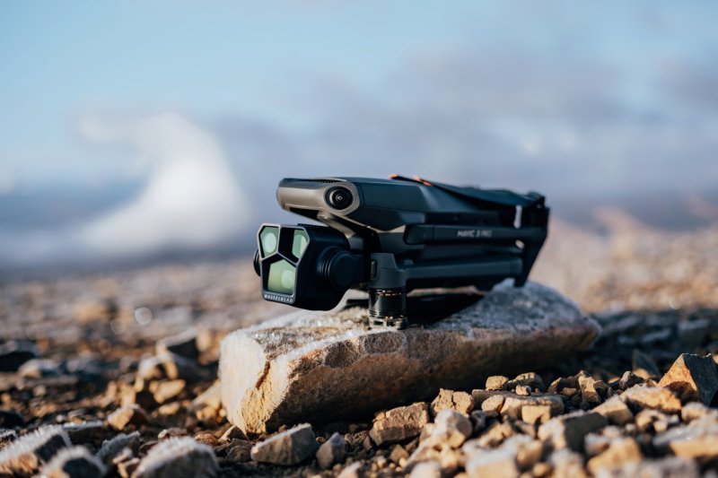 DJI Mavic 3 Pro složený se 3 kamerami