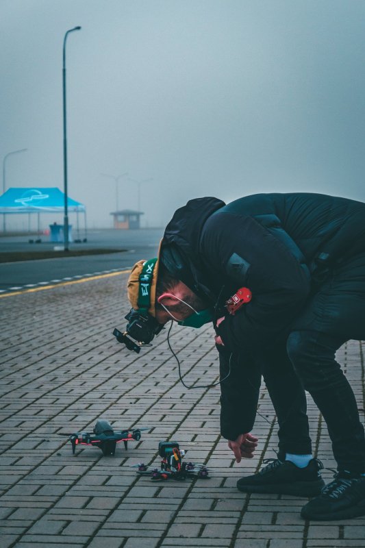 DJI FPV vs. domácí FPV dron