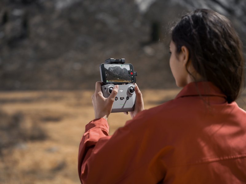 DJI Air 3 a ovladač pro smartphone