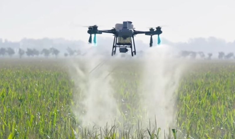 Dron pro zemědělství DJI Agras T25 postřik