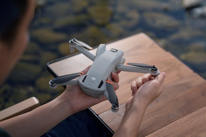 Skládací a kompaktní minidron DJI Mini 3