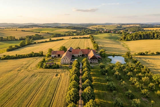 misto-statek-idylicky-venkov