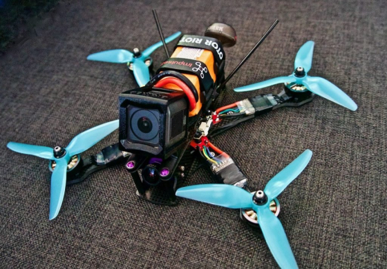 Pilot dronu – specialista na FPV drony (stavba, servis, manévrování a video)