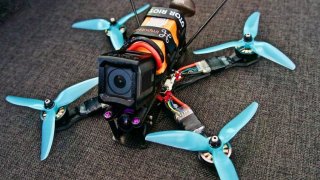 Pilot dronu – specialista na FPV drony (stavba, servis, manévrování a video)