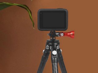 Červený zajišťovací šroub k adaptéru akční kamery