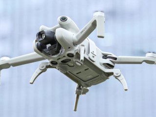 Šedý skládací podvozek na dron DJI Mini 4 Pro