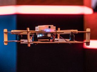 Dřevěný DIY dron AirWood CUBEE s kamerou