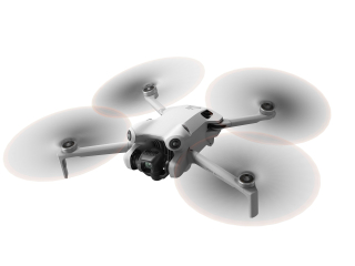 Dron DJI Mini 4 Pro během letu