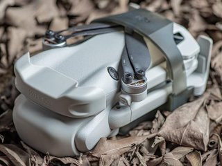 Šedý kryt kamery a předních senzorů na dron DJI Mini 4 Pro