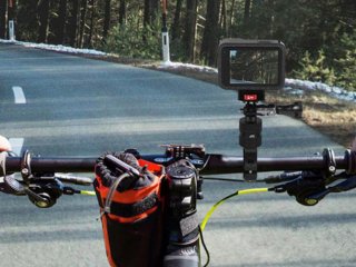 Černý zajišťovací šroub k adaptéru akční kamery