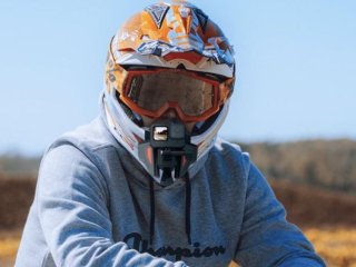 Speciální držák akční kamery na integrální helmu