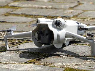 Šedá sluneční clona na objektiv dronu DJI Mini 4 Pro