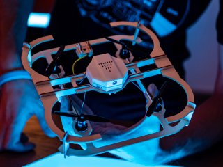 Dřevěný DIY dron AirWood CUBEE s kamerou