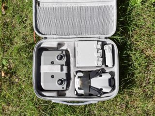 Světle šedé pouzdro na dron DJI Mini 4 Pro