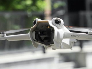 Šedá sluneční clona na objektiv dronu DJI Mini 4 Pro
