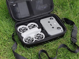 Černé pouzdro s popruhem přes rameno na dron DJI Neo