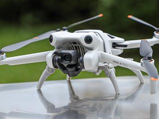 Šedý skládací podvozek na dron DJI Mini 4 Pro
