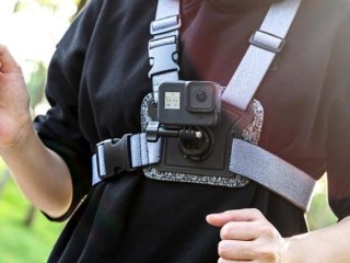 Hrudní popruh s předním a zadním adaptérem pro připojení akční kamery