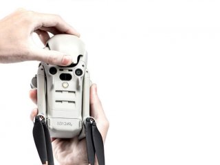 Šedý kryt kamery a předních senzorů na dron DJI Mini 4 Pro