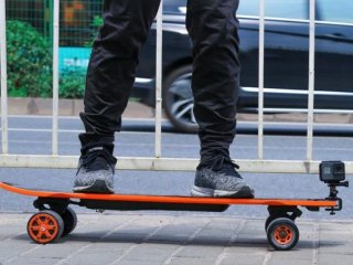 Držák akční kamery na skateboard