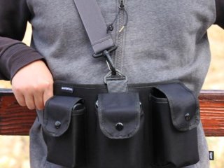 Pouzdro kolem pasu na baterie, vysílač a dron DJI Mavic Mini