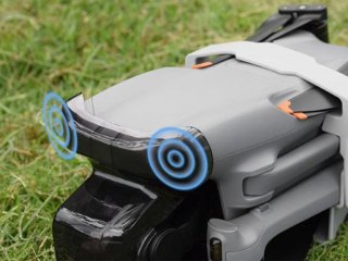 Šedý kryt kamery a předních senzorů na dron DJI Air 3