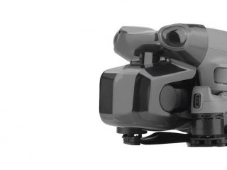 Šedý kryt kamery a předních senzorů na dron DJI Air 3