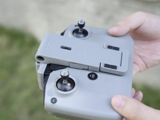 Držák tabletu na dálkový ovladač (pro 7,9 až 12.9 palcové tablety)