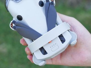 Šedý držák vrtulí na dron DJI Mini 4 Pro