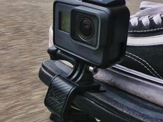 Držák akční kamery na skateboard