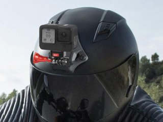 Červený zajišťovací šroub k adaptéru akční kamery