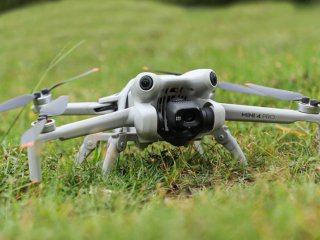 Šedý skládací podvozek na dron DJI Mini 4 Pro