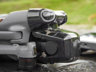 Šedý kryt kamery a předních senzorů na dron DJI Air 3