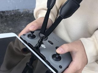 Široký popruh s karabinou na dálkový ovladač