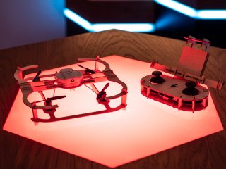 Dřevěný DIY dron AirWood CUBEE s kamerou
