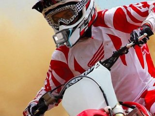 Držák akční kamery na integrální helmu