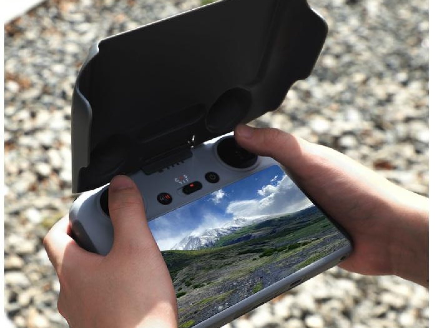 Odklápěcí sluneční clona na DJI RC